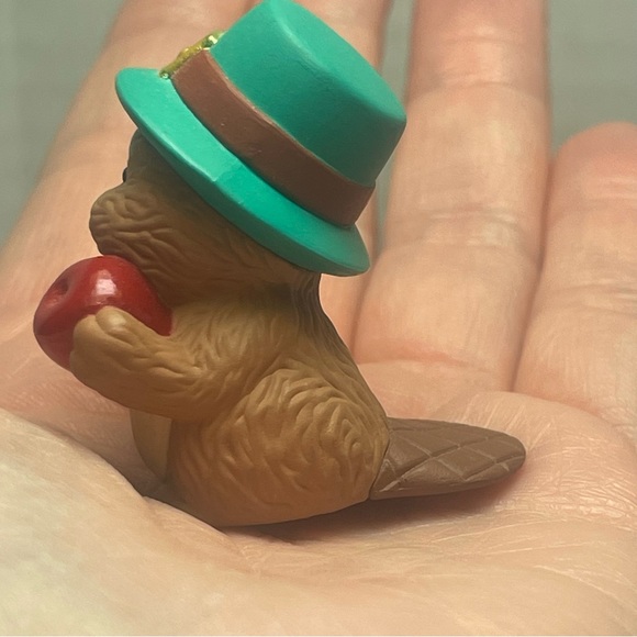 BNWT Vintage Hallmark Merry Miniature Pilgram Beaver Biting An Apple - Picture 12 of 12